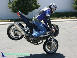 Suzuki SV650 - Stoppie